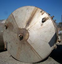 Stainless Steel Tanks: Used 5500 gallon vertical stainless steel storage tank