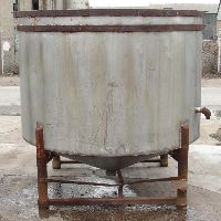Stainless Steel Tanks: Used 900 gallon vertical cone bottom open top stainless steel tank