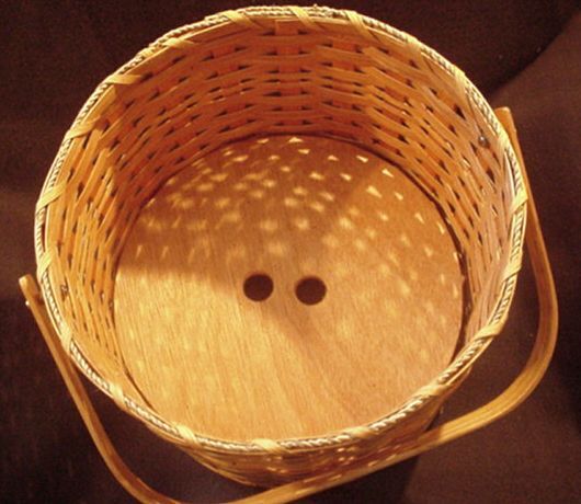 three pie carrier basket comes with two wooden internal dividers that seperate pies